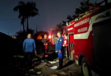 Personel dan armda Damkar Cilegon bantu pemadaman kebakaran TPSA Jatiwaringin. Foto Daeng Yusvin