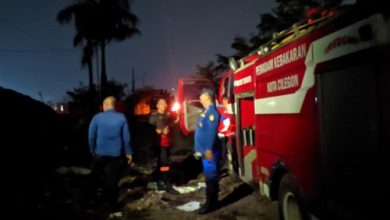 Personel dan armda Damkar Cilegon bantu pemadaman kebakaran TPSA Jatiwaringin. Foto Daeng Yusvin