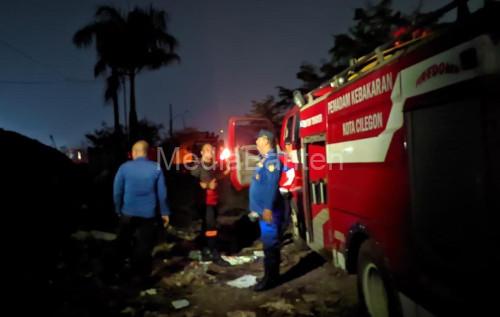Personel dan armda Damkar Cilegon bantu pemadaman kebakaran TPSA Jatiwaringin. Foto Daeng Yusvin