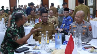 Danrem 064/MY, Brigjen TNI Edi Saputra berdikusi dengan Gubernur Banten Andra Soni dan Kapolda Banten Irjen Pol Hengki. Foto: Daeng Yusvin