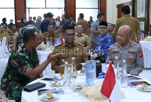 Danrem 064/MY, Brigjen TNI Edi Saputra berdikusi dengan Gubernur Banten Andra Soni dan Kapolda Banten Irjen Pol Hengki. Foto: Daeng Yusvin