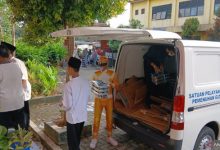 Petugas dapur MBG di Cikupa mengenakan kosum Power Ranger saat mengantarkan makanan. Foto Antara