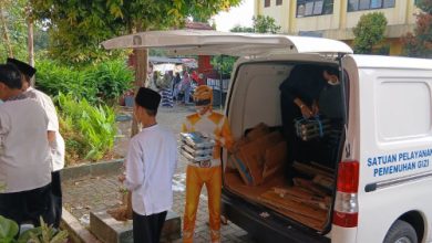 Petugas dapur MBG di Cikupa mengenakan kosum Power Ranger saat mengantarkan makanan. Foto Antara