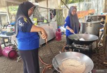 Para relawan tengah memasak untuk Tim SAR, relawan, wartawan dan masyarakat di Posko Pandeglang. Foto Antara
