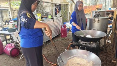 Para relawan tengah memasak untuk Tim SAR, relawan, wartawan dan masyarakat di Posko Pandeglang. Foto Antara