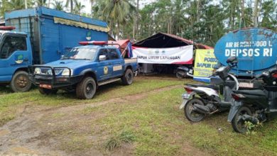 Relawan Tagana Lebak membuka dapur umum untuk korban bencana longsor. Foto: Antara