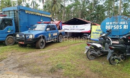 Relawan Tagana Lebak membuka dapur umum untuk korban bencana longsor. Foto: Antara