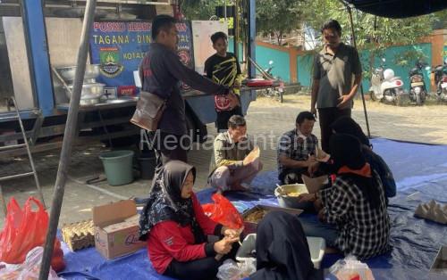 Dapur umum korban kebakaran TPSA Bagendung, Cilegon. Foto: Antara