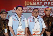 Cagub dan Cawagub Nomor urut 2, Andra Soni - Dimyati Natakusumah dalam debat pertama. Foto: Yono