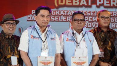 Cagub dan Cawagub Nomor urut 2, Andra Soni - Dimyati Natakusumah dalam debat pertama. Foto: Yono