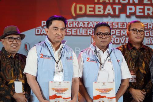 Cagub dan Cawagub Nomor urut 2, Andra Soni - Dimyati Natakusumah dalam debat pertama. Foto: Yono