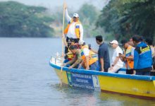 Pengecekan debit air Sungai Cisadane di Kota Tangerang yang menurun. Foto Antara