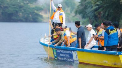Pengecekan debit air Sungai Cisadane di Kota Tangerang yang menurun. Foto Antara