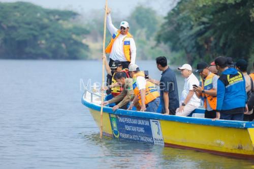 Pengecekan debit air Sungai Cisadane di Kota Tangerang yang menurun. Foto Antara