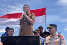 Deden Apriandhi. Sekda Banten berbicara pada ribuan pendemo di Bojonegara - Puloampel. Foto Biro Adpim Banten