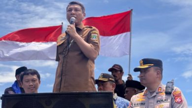 Deden Apriandhi. Sekda Banten berbicara pada ribuan pendemo di Bojonegara - Puloampel. Foto Biro Adpim Banten