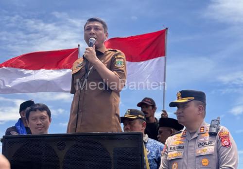 Deden Apriandhi. Sekda Banten berbicara pada ribuan pendemo di Bojonegara - Puloampel. Foto Biro Adpim Banten