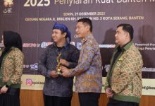 Sekda Provinsi Banten, Deden Apriandhi menyerahkan penghargaan ke tokoh perintis penyiaran di Pandeglang. Foto Biro Adpim Banten