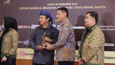 Sekda Provinsi Banten, Deden Apriandhi menyerahkan penghargaan ke tokoh perintis penyiaran di Pandeglang. Foto Biro Adpim Banten