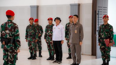 Sekda Banten, Deden Apriandhi membuka pembinaan mental pegawai RSUD Banten di Kopassus. Foto: Biro Adpim Banten