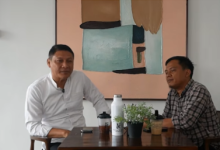Sekda Banten, Deden Apriandhi bersama Host BantenPodcast, Beni Hendriana. Foto BantePodcast