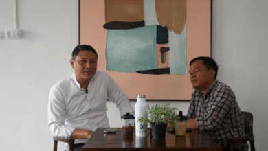 Sekda Banten, Deden Apriandhi bersama Host BantenPodcast, Beni Hendriana. Foto BantePodcast