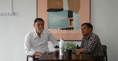 Sekda Banten, Deden Apriandhi bersama Host BantenPodcast, Beni Hendriana. Foto BantePodcast