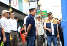 Sekda Provinsi Banten, Deden Apriandhi mendampingi Menteri LH, Hanif Faisol Nurofiq dalam kebigan Banten Bersih Asri. Foto Biro Adpim Banten