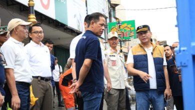 Sekda Provinsi Banten, Deden Apriandhi mendampingi Menteri LH, Hanif Faisol Nurofiq dalam kebigan Banten Bersih Asri. Foto Biro Adpim Banten