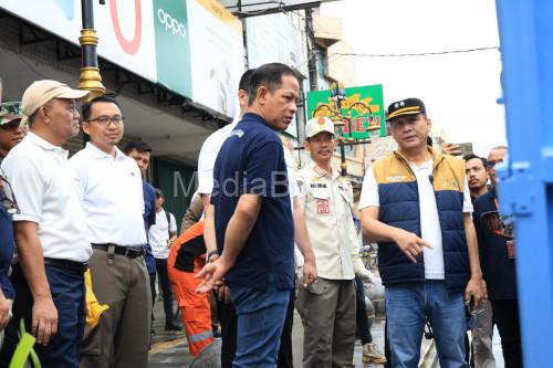 Sekda Provinsi Banten, Deden Apriandhi mendampingi Menteri LH, Hanif Faisol Nurofiq dalam kebigan Banten Bersih Asri. Foto Biro Adpim Banten