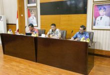 Sekda Provinsi Banten, Deden Apriandhi Hartawan memimpin rapat. Foto: Biro Adpim Banten