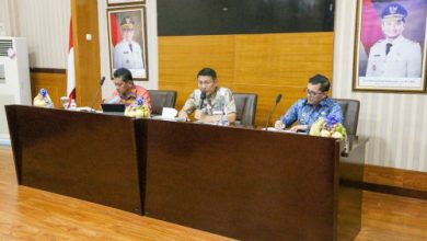 Sekda Provinsi Banten, Deden Apriandhi Hartawan memimpin rapat. Foto: Biro Adpim Banten