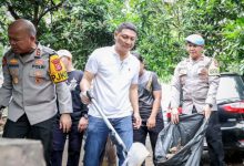 Sekda Banten, Deden Apriandhi bersama Kapolda Banten, Irjen Hengki lakukan gerakan Jumat Bersih. Foto Biro Adpim Banten