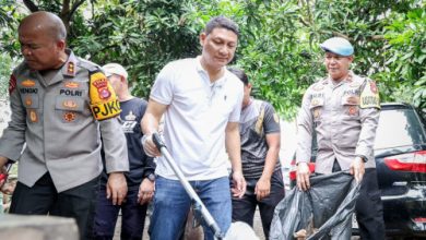 Sekda Banten, Deden Apriandhi bersama Kapolda Banten, Irjen Hengki lakukan gerakan Jumat Bersih. Foto Biro Adpim Banten