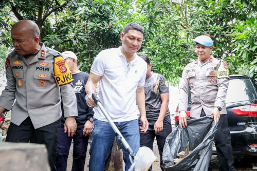 Sekda Banten, Deden Apriandhi bersama Kapolda Banten, Irjen Hengki lakukan gerakan Jumat Bersih. Foto Biro Adpim Banten