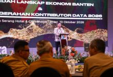 Sekda Banten, Deden Apriandhi di acara penganugrahan dari BPS. Foto Biro Adpim Banten
