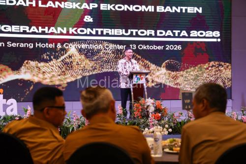 Sekda Banten, Deden Apriandhi di acara penganugrahan dari BPS. Foto Biro Adpim Banten