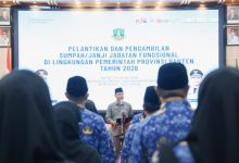 Sekda Banten, Deden Apriandhi melantik dan mengambil sumpah jabaan 37 pejabat fungsional. Foto Biro Adpim Banten