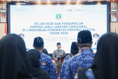 Sekda Banten, Deden Apriandhi melantik dan mengambil sumpah jabaan 37 pejabat fungsional. Foto Biro Adpim Banten
