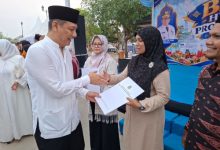 Sekda Banten, Deden Apriandhi menyerahkan NIB dan sertifikat halal. Foto Biro Apim Banten