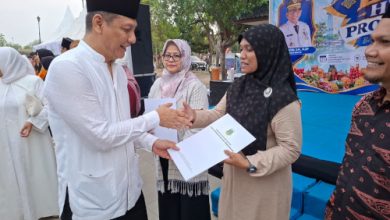 Sekda Banten, Deden Apriandhi menyerahkan NIB dan sertifikat halal. Foto Biro Apim Banten