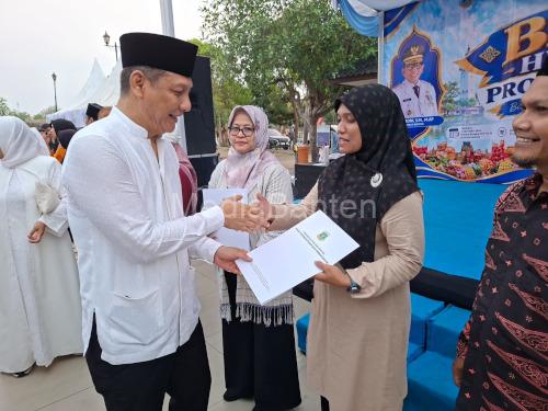 Sekda Banten, Deden Apriandhi menyerahkan NIB dan sertifikat halal. Foto Biro Apim Banten