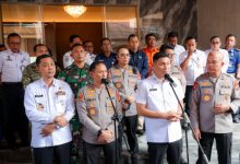 Sekda Banten, Deden Apriandhi bersama Kapolda Banten Irjen Pol Hengki. Foto Biro Adpim Banten