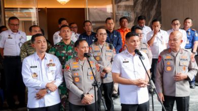 Sekda Banten, Deden Apriandhi bersama Kapolda Banten Irjen Pol Hengki. Foto Biro Adpim Banten