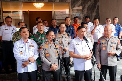 Sekda Banten, Deden Apriandhi bersama Kapolda Banten Irjen Pol Hengki. Foto Biro Adpim Banten