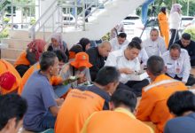 Sekda Banten, Deden Apriandhi makan bersama pasukan oranye. Foto Biro Adpim Banten
