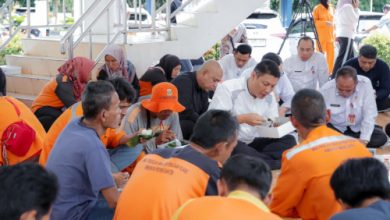 Sekda Banten, Deden Apriandhi makan bersama pasukan oranye. Foto Biro Adpim Banten