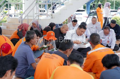Sekda Banten, Deden Apriandhi makan bersama pasukan oranye. Foto Biro Adpim Banten