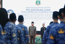 Sekda Banten, Deden Apriandhi melantik pejabat fungsional dan PNS. foto Biro Adpim Banten