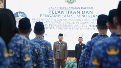 Sekda Banten, Deden Apriandhi melantik pejabat fungsional dan PNS. foto Biro Adpim Banten